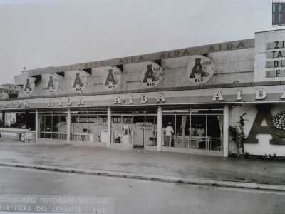 Alcune inedite foto d�epoca ci mostrano lo stand, la cui insegna ogni anno cambiava grafica (qui una foto del 1955)